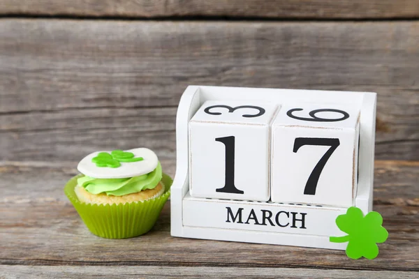 Leckerer Cupcake Mit Kleeblatt Auf Grauem Holztisch Patrick Day — Stockfoto