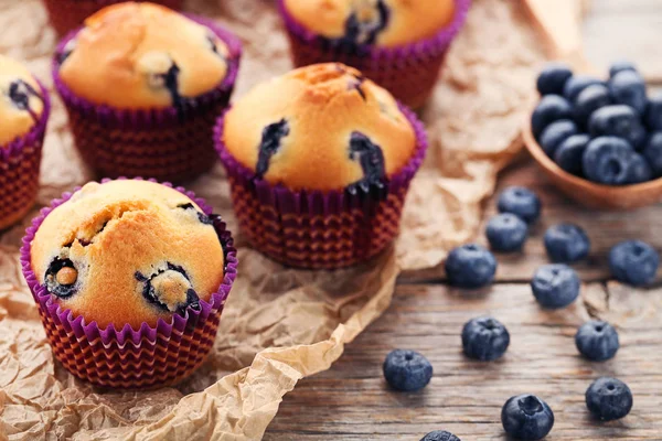 Muffin Blueberry Manis Meja Kayu Abu Abu — Stok Foto