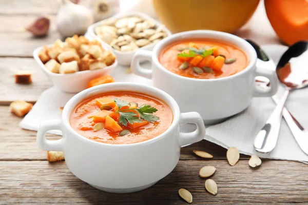 Tohum ve plaka üzerinde ahşap masa maydanoz ile kabak çorbası