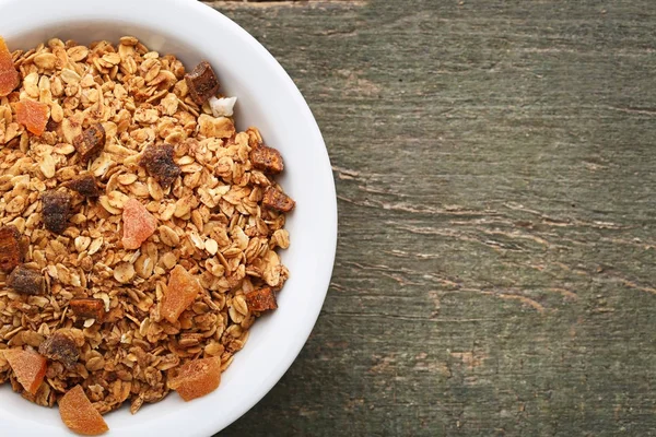 Plaka gri ahşap masa üzerinde lezzetli granola