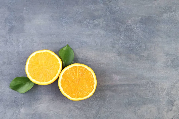 Fruit Orange Avec Feuille Verte Sur Table Bois — Photo