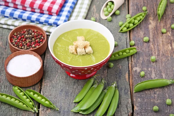 Sup Kacang Polong Hijau Dalam Mangkuk Dengan Garam Dan Merica — Stok Foto