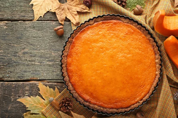 Tarta Calabaza Con Servilleta Cono Bellotas Mesa Madera —  Fotos de Stock