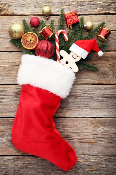 Medias Rojas Con Decoraciones Navideñas Mesa Madera —  Fotos de Stock