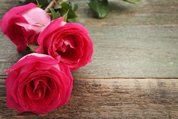 Gyönyörű Rózsaszín Rózsa Fából Készült Asztal — Stock Fotó