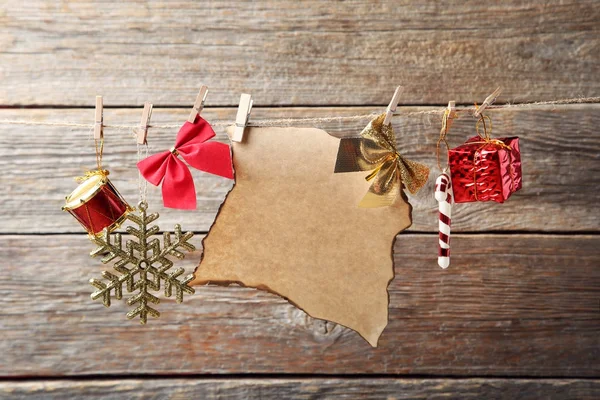 Noel süslemeleri ipte asılı kağıt boş levha ile