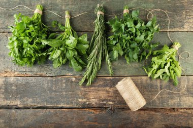 Ahşap masa üzerinde farklı taze otlar