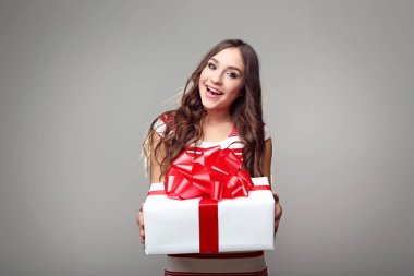 Hediye kutusu gri arka plan üzerinde olan kadın
