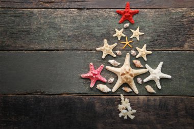 Noel ağacı starfishes ve deniz kabukları ahşap masa üzerinde yapılan