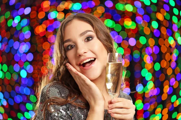 Молодая Женщина Бокалом Шампанского Фоне Огней — стоковое фото