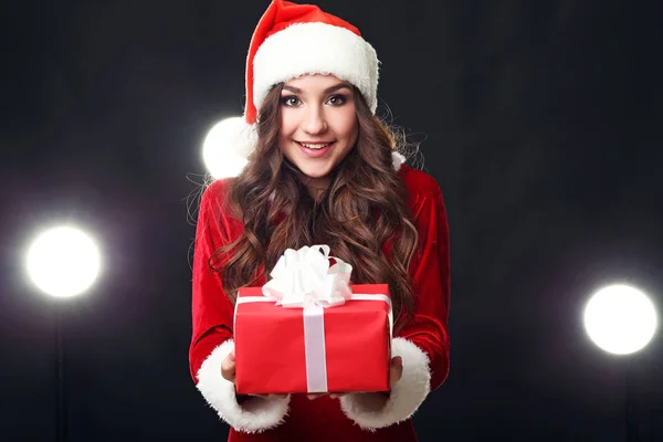 Jonge Vrouw Rode Kerst Kostuum Holding Geschenkdoos — Stockfoto