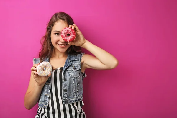 Porträt Einer Jungen Frau Mit Süßen Donuts Auf Rosa Hintergrund — Stockfoto