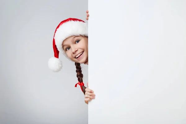 Menina Santa Chapéu Com Folha Papel Branco Fundo Cinza — Fotografia de Stock