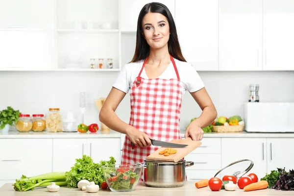 Bella Giovane Donna Che Cucina Insalata Cucina — Foto Stock