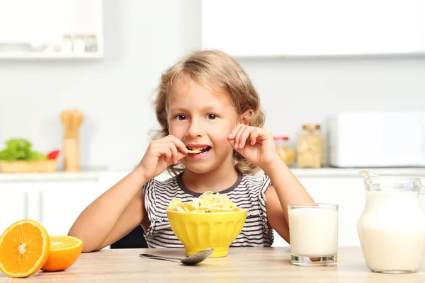 Menina Comendo Flocos Milho Com Leite — Fotografia de Stock