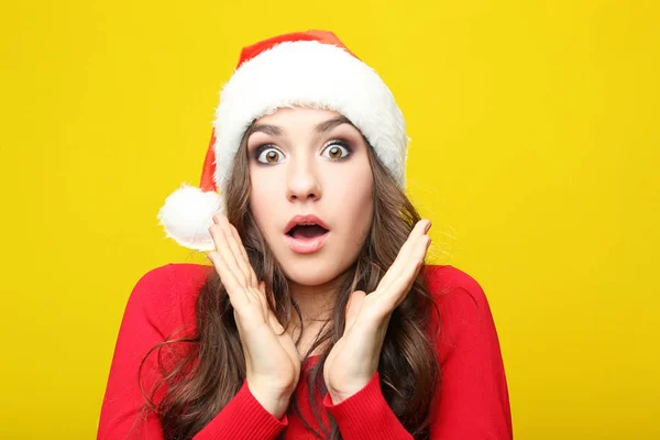 Noel Baba Şapkası Sarı Zemin Üzerine Genç Kadın — Stok fotoğraf