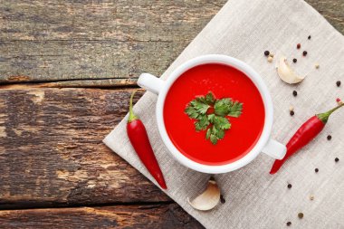 Üzerinde gri ahşap masa maydanoz domates çorbası