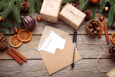 Köknar-ağaç dalları ve hediye kutuları boş sayfaya