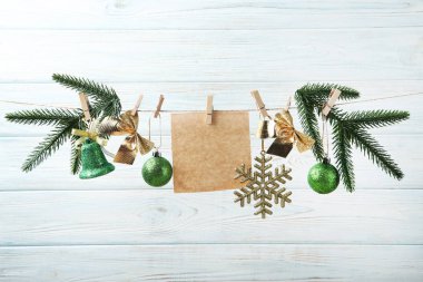 Noel süslemeleri ipte asılı kağıt boş levha ile