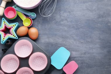 Ahşap masa üzerinde farklı mutfak gereçleri talepleriyle boş cupcake