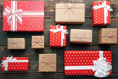 Hediye kutuları ile şerit üzerinde gri ahşap masa