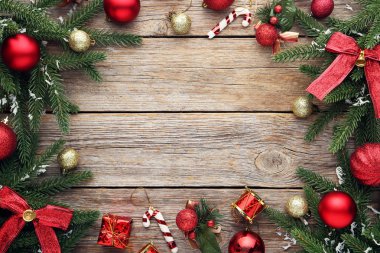 Köknar ağacı dalları ile Noel dekorasyonları ahşap tablo