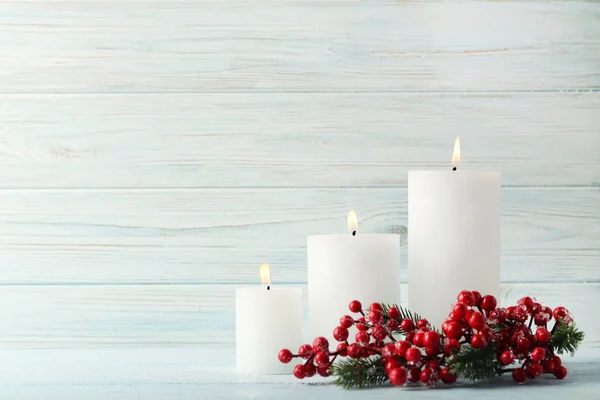 Рождественские Свечи Красными Ягодами Деревянном Столе — стоковое фото