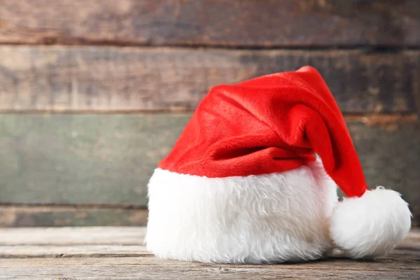 Sombrero Santa Rojo Sobre Mesa Madera Gris — Foto de Stock