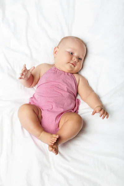 Novorozené Miminko Bílé Posteli — Stock fotografie