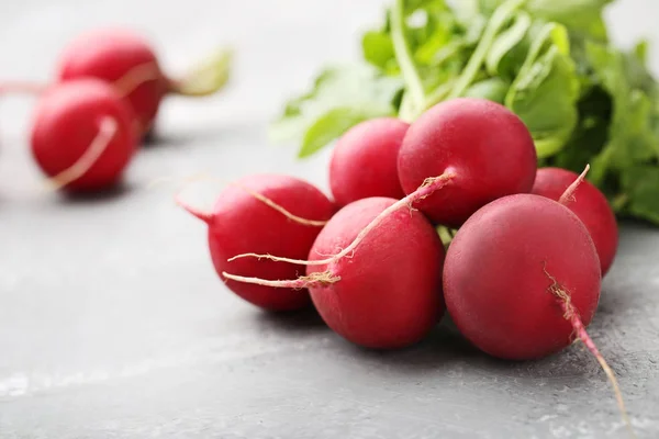 Röda Rädisor Grå Träbord — Stockfoto