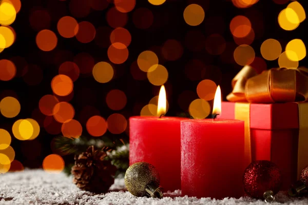 Velas Navidad Con Adornos Caja Regalo Sobre Fondo Luces — Foto de Stock