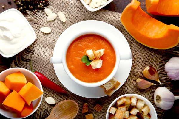 Sup Labu Dengan Rusks Dan Peterseli Atas Meja Kayu — Stok Foto