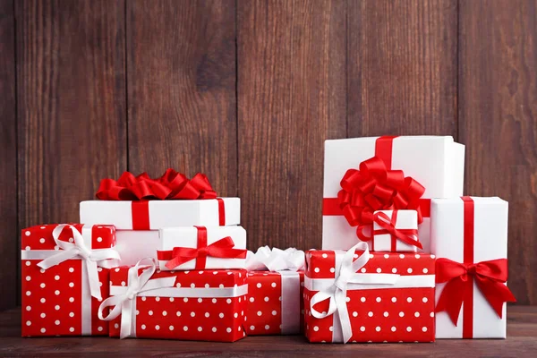 Geschenkboxen Mit Schleife Auf Braunem Holztisch — Stockfoto