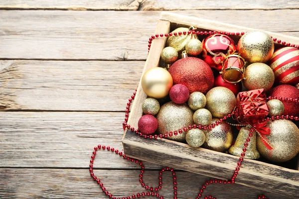 Rode Gouden Kerstballen Houten Kist — Stockfoto