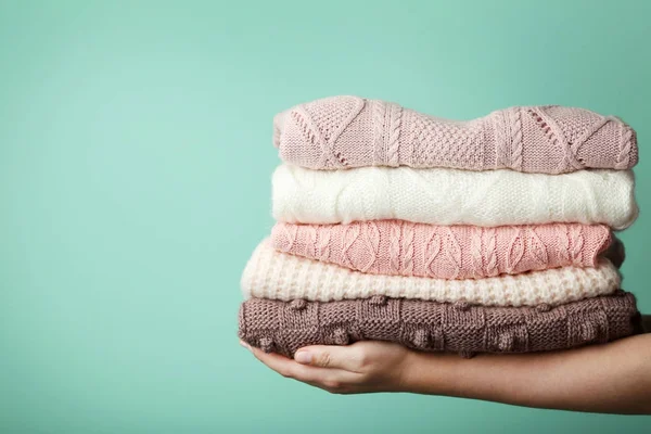 Mani Femminili Che Tengono Pila Maglioni Lavorati Maglia — Foto Stock