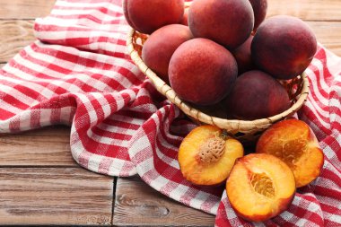Sepet içinde tatlı nektarin 