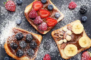 Tost ekmeği çilek ile 