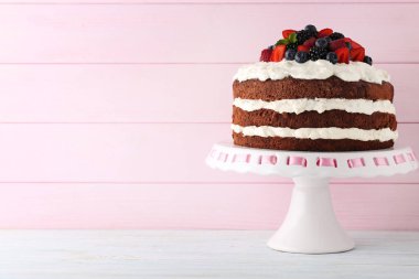 Çikolatalı bisküvi kek çilek ile 