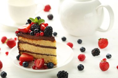 Parça çikolatalı kek çilek ile