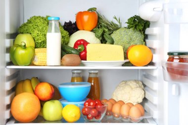 Sebze ve meyve dolu bir buzdolabı.