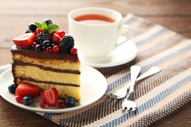 Parça çikolatalı kek çilek ile