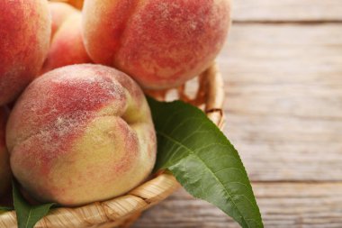 Olgun şeftali meyve sepeti 