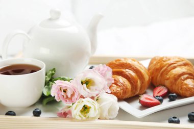 yatakta lezzetli kahvaltı 