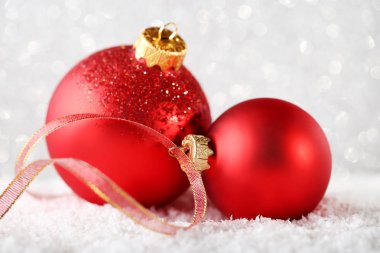 Kırmızı Noel baubles ile kurdele 