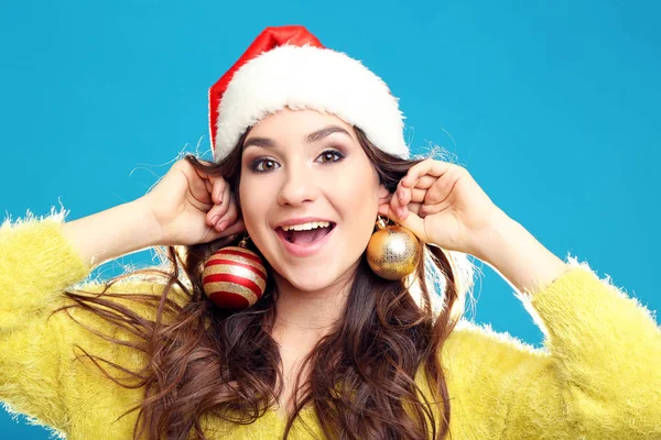 Bella Ragazza Cappello Babbo Natale Che Tiene Bagattelle Sfondo Blu — Foto Stock