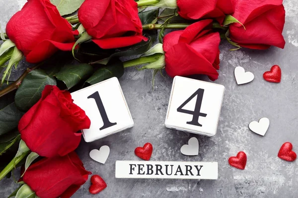 Red roses with white cube calendar — Stock Photo, Image