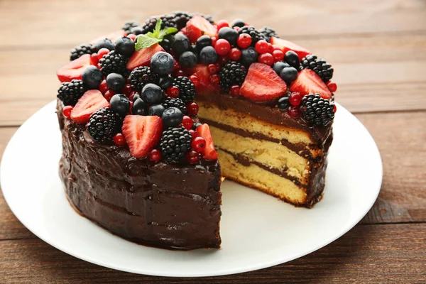 Bolo de chocolate com bagas — Fotografia de Stock