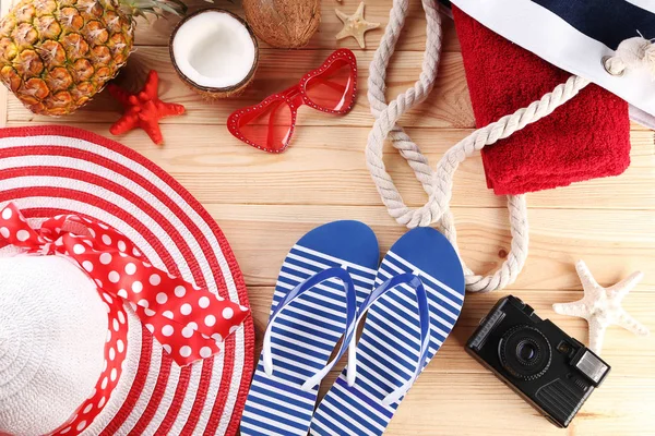 Accesorios de playa en la mesa — Foto de Stock