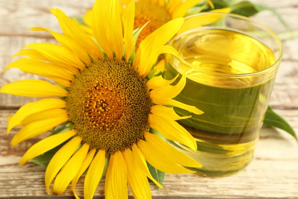 Sonnenblume mit einem Glas Öl — Stockfoto