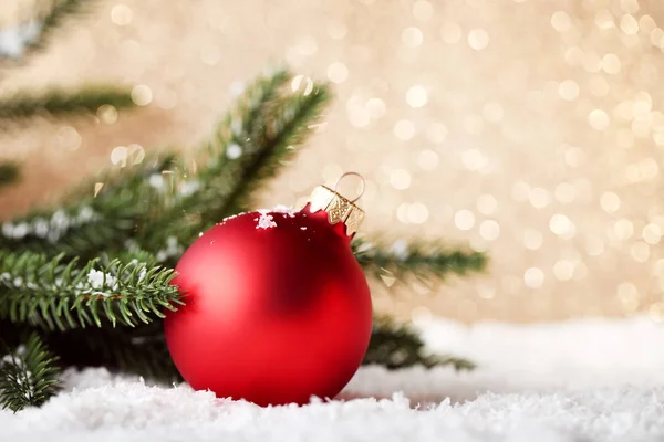 Boule de Noël rouge avec branches de sapin — Photo